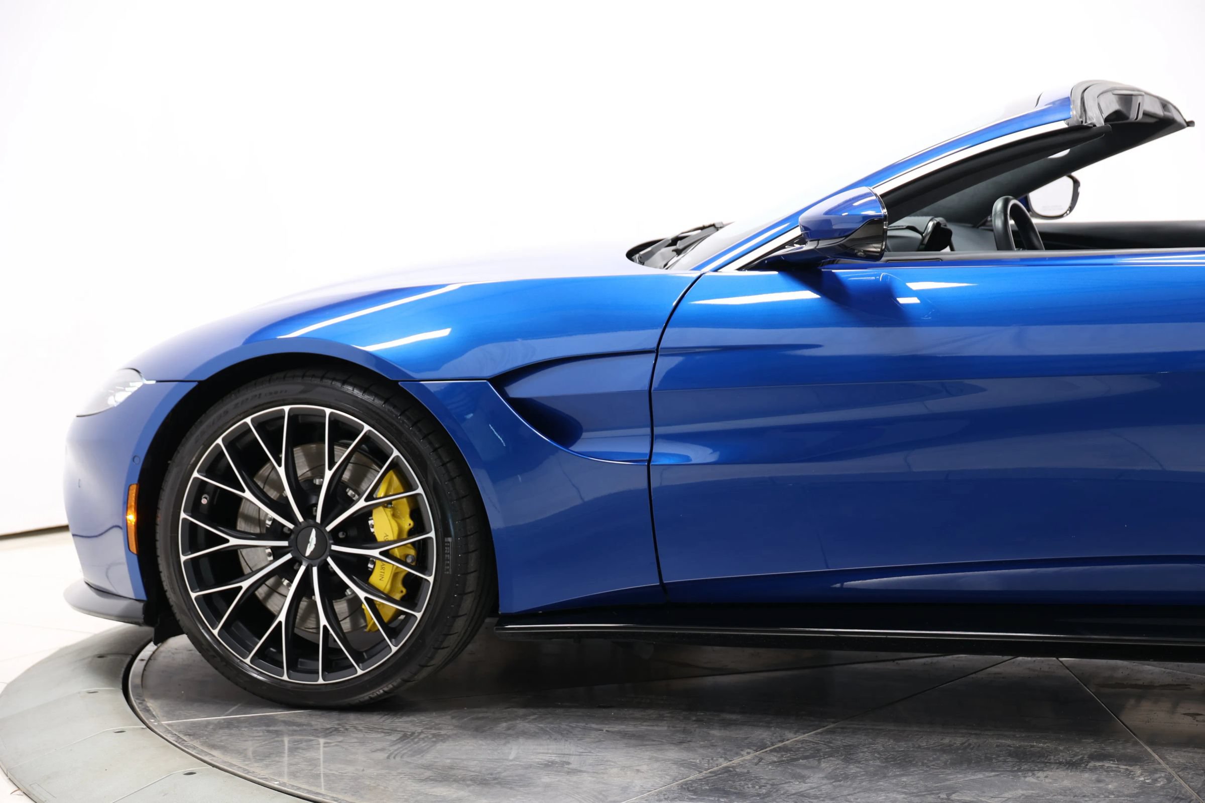Used 2023 Aston Martin V8 Vantage Roadster RWD image 9