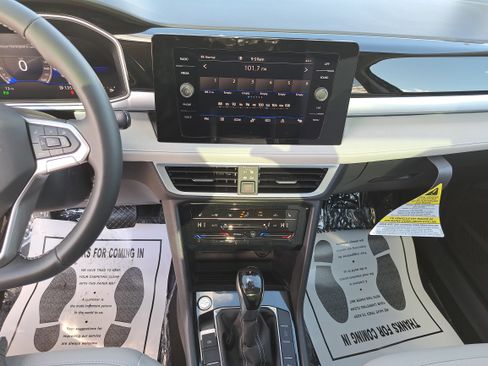 New 2026 Volkswagen Taos SE image 19