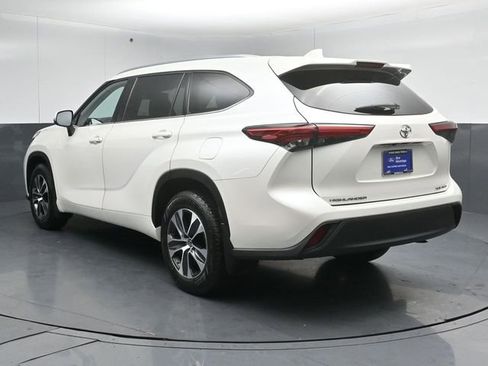 Used 2021 Toyota Highlander XLE AWD/4WD image 6