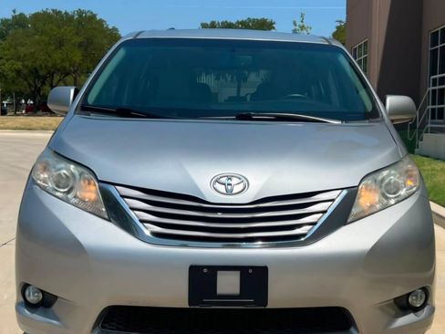 Used 2015 Toyota Sienna XLE w/ XLE Navigation Package FWD image 2