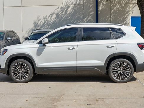 New 2025 Volkswagen Taos SE image 5