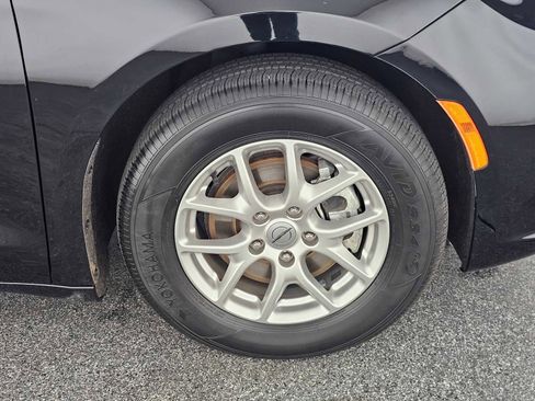 Used 2024 Chrysler Pacifica Touring-L FWD image 9
