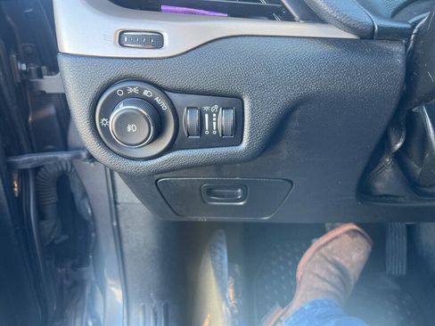 Used 2018 Jeep Cherokee Latitude AWD/4WD image 21