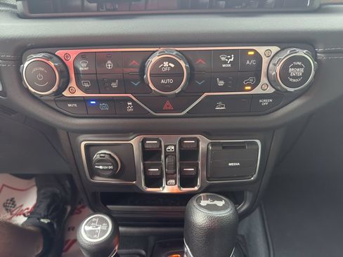 Used 2024 Jeep Wrangler Unlimited Sahara w/ Technology Group AWD/4WD image 26