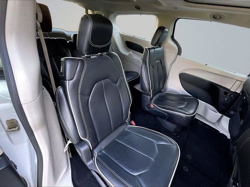 Used 2023 Chrysler Pacifica Limited FWD image 26