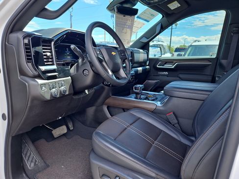 Used 2025 Chevrolet Silverado 1500 High Country w/ Technology Package AWD/4WD image 9
