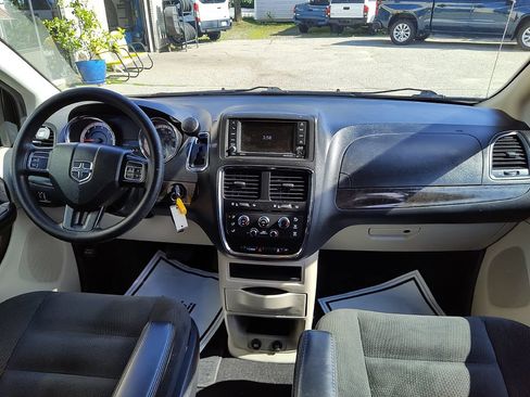 Used 2019 Dodge Grand Caravan SE FWD image 9