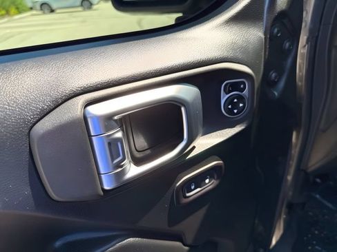 Used 2018 Jeep Wrangler Unlimited Rubicon w/ Dual Top Group AWD/4WD image 17