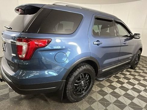 Used 2018 Ford Explorer XLT AWD/4WD image 2