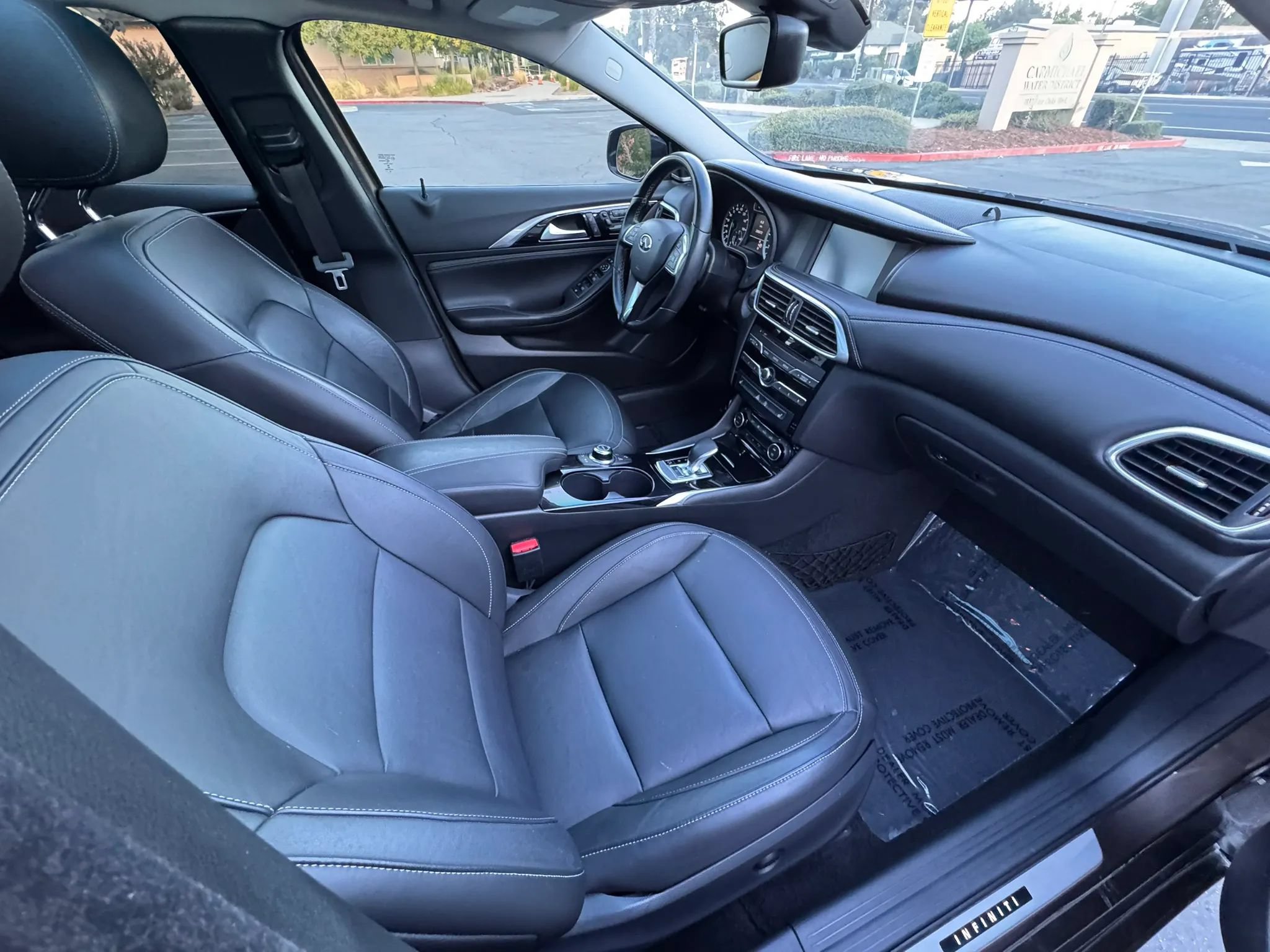 Used 2017 INFINITI QX30 Premium w/ Cargo Package FWD image 12