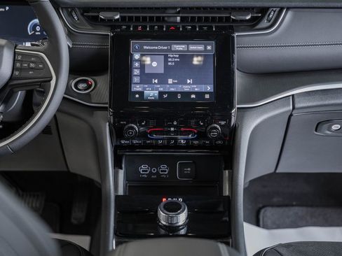 New 2025 Jeep Grand Cherokee Altitude image 20