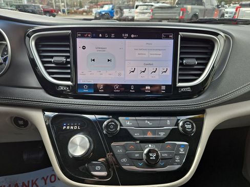 Used 2023 Chrysler Pacifica Touring-L FWD image 24