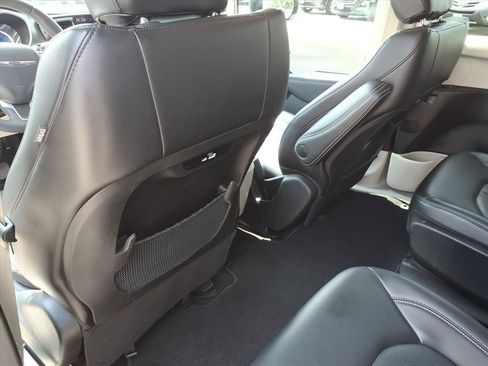 Used 2024 Chrysler Pacifica Limited FWD image 15