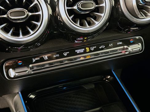 Used 2025 Mercedes-Benz GLB 250 4MATIC image 23