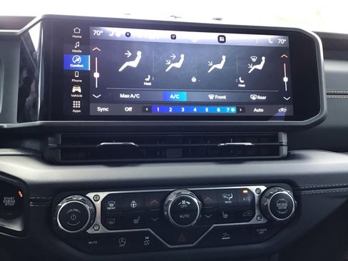 Used 2024 Jeep Gladiator Mojave AWD/4WD image 16
