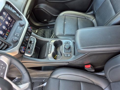 Used 2023 GMC Acadia SLT FWD image 24