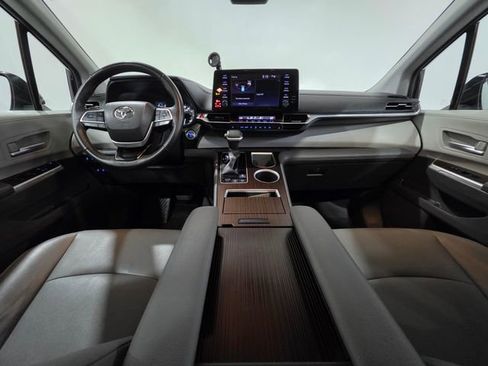 Used 2023 Toyota Sienna XLE image 14