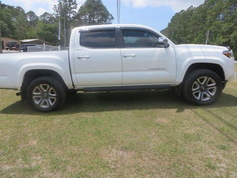 Used 2017 Toyota Tacoma Limited w/ Tow Package AWD/4WD image 5