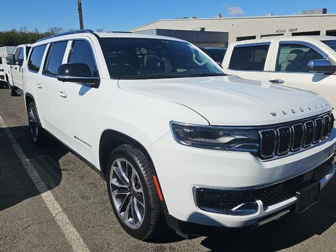 Used 2024 Jeep Wagoneer L Series III w/ Premium Group I image 2