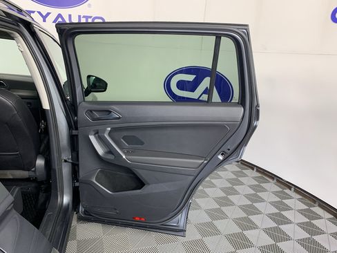 Used 2018 Volkswagen Tiguan SE w/ Panoramic Sunroof Package FWD image 35
