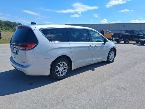 Used 2023 Chrysler Pacifica Touring-L FWD image 6