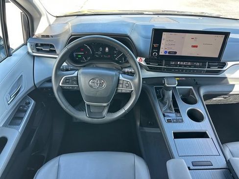 Used 2025 Toyota Sienna XLE FWD image 10