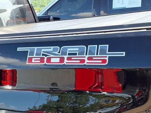 Used 2025 Chevrolet Silverado 1500 LT Trail Boss w/ Convenience Package II AWD/4WD image 7