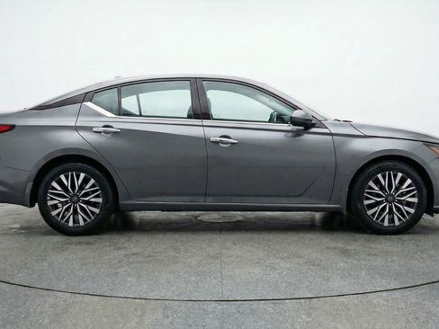 Used 2025 Nissan Altima 2.5 SV image 11