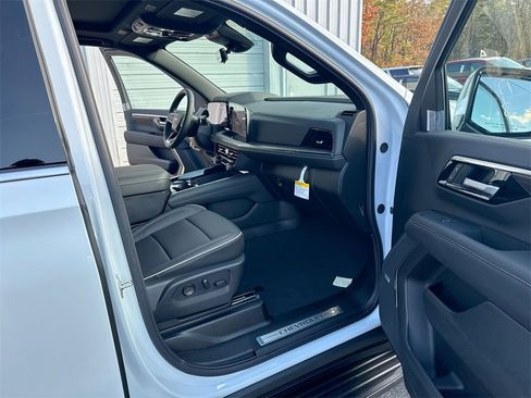 New 2026 Chevrolet Suburban Premier image 32