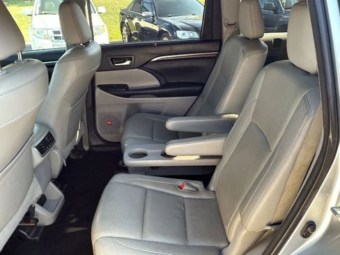 Used 2015 Toyota Highlander Limited image 12