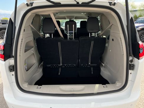 Certified 2024 Chrysler Pacifica Touring-L FWD image 28