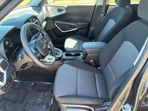 Used 2025 Kia Soul LX w/ LX Technology Package FWD image 27