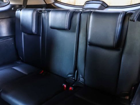 Used 2017 Toyota Highlander SE image 18