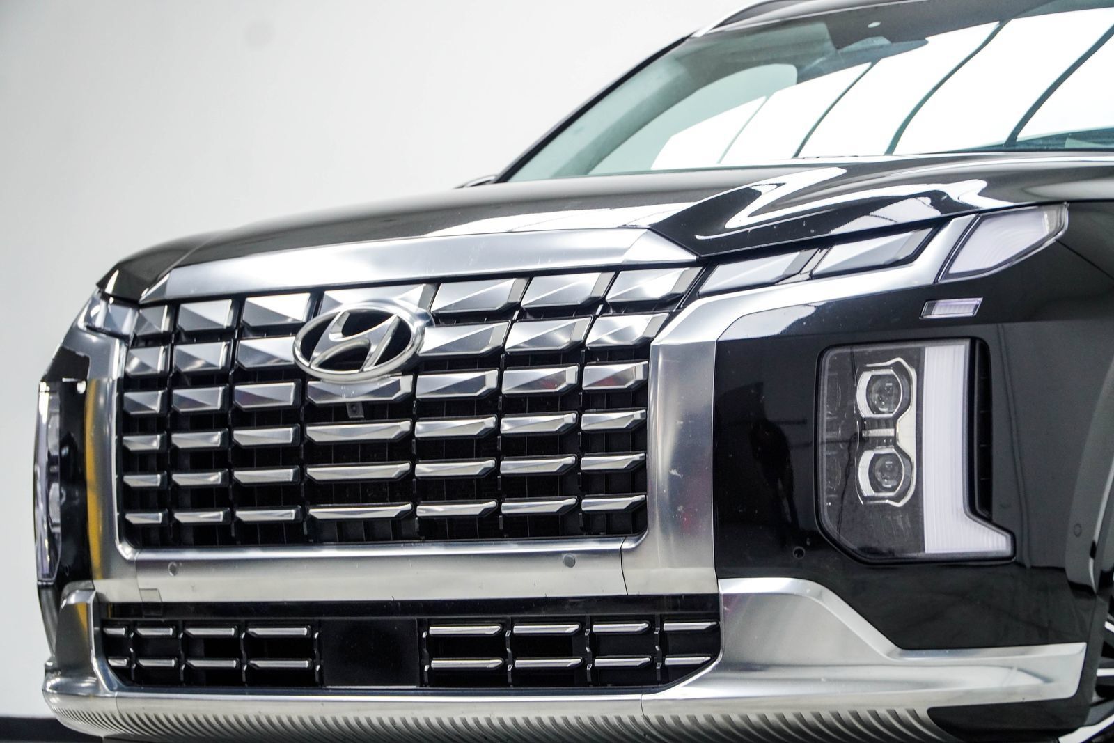 Used 2025 Hyundai Palisade Calligraphy AWD/4WD image 2