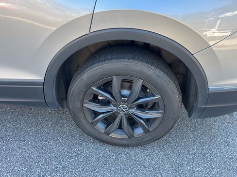 Used 2024 Volkswagen Tiguan SE image 32