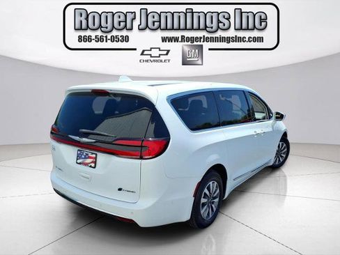 Used 2022 Chrysler Pacifica Limited FWD image 4