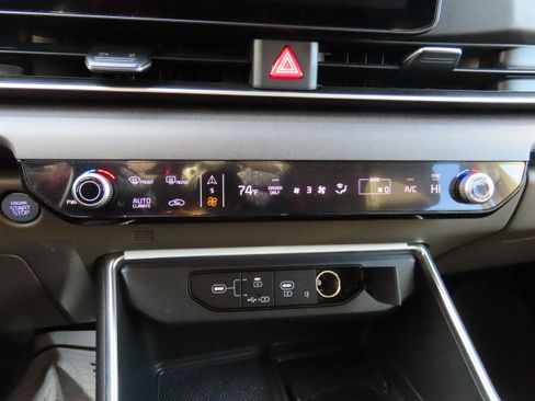 Used 2025 Kia Carnival EX image 25