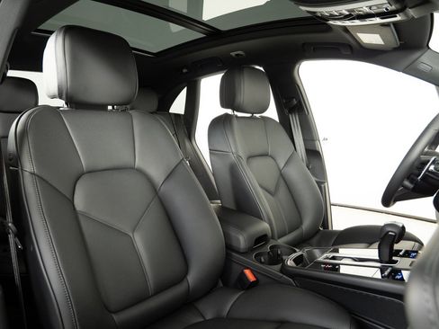 New 2026 Porsche Macan image 24