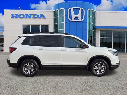 Used 2023 Honda Passport TrailSport image 2