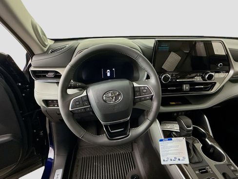 New 2026 Toyota Highlander Limited image 11