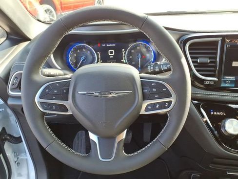 New 2026 Chrysler Pacifica Select image 18