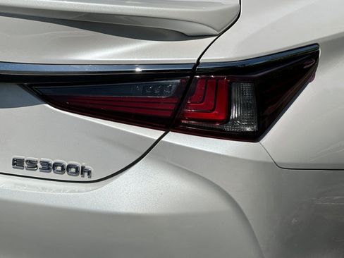 Used 2022 Lexus ES 300h w/ Accessory Package FWD image 12