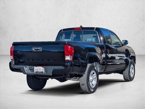 Used 2017 Toyota Tacoma SR image 5