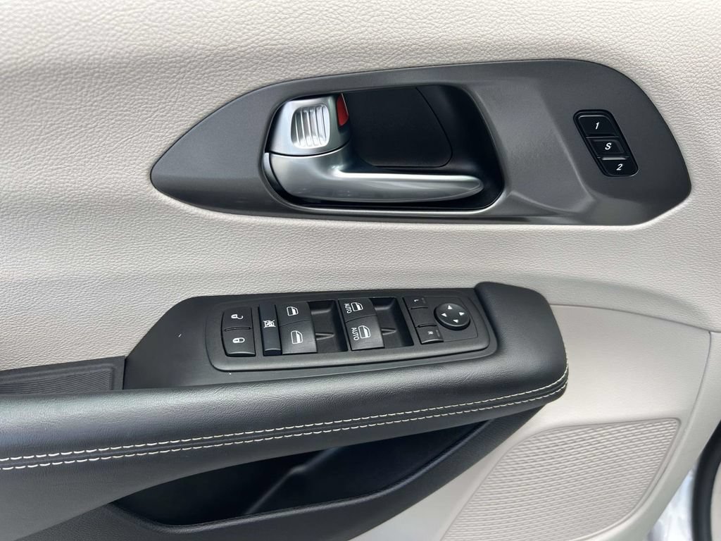Used 2024 Chrysler Pacifica Touring-L FWD image 21