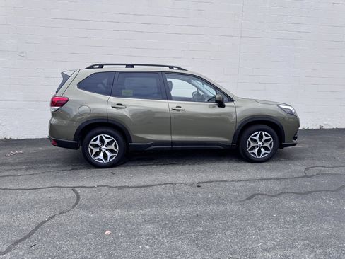 Used 2023 Subaru Forester Premium image 5