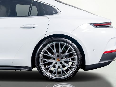 Used 2024 Porsche Panamera 4 w/ Premium Package image 34