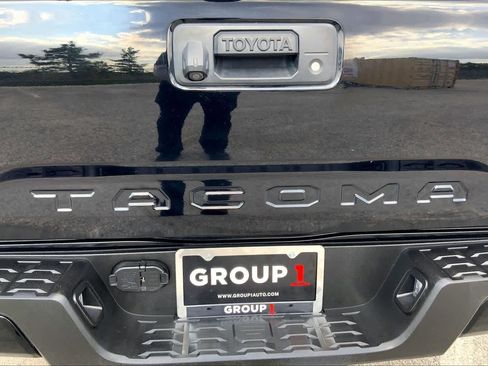 Used 2017 Toyota Tacoma TRD Sport w/ Tow Package image 10