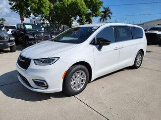New 2026 Chrysler Pacifica Select FWD video 1