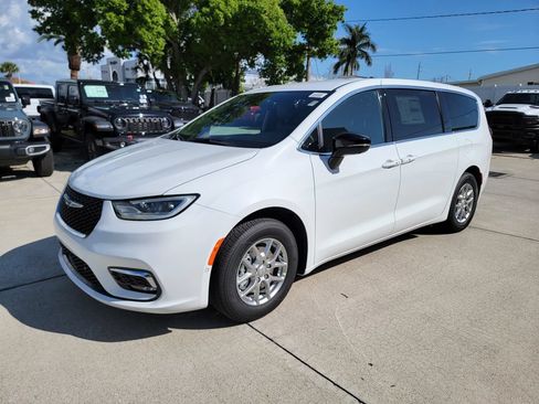 New 2026 Chrysler Pacifica Select FWD image 1