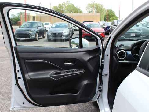 Used 2025 Nissan Versa SV FWD image 17